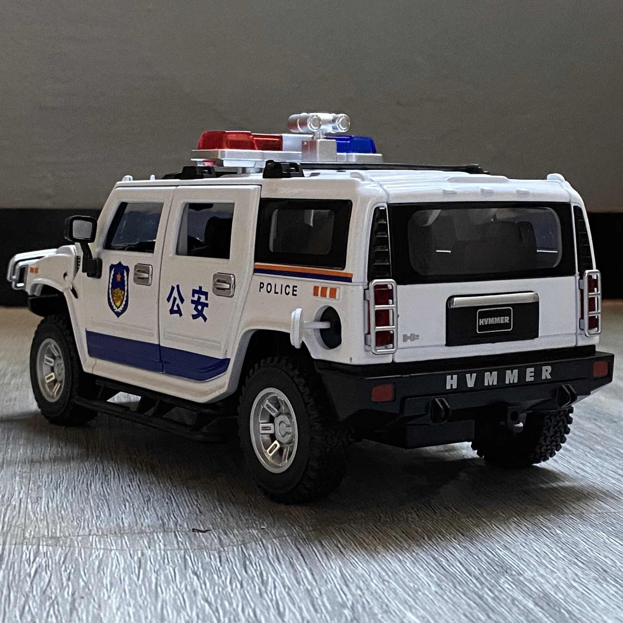 Police Hummer H2 1:24 Diecast Model Car 6 Police Hummer H2 1:24 Diecast Model Car - Image 6