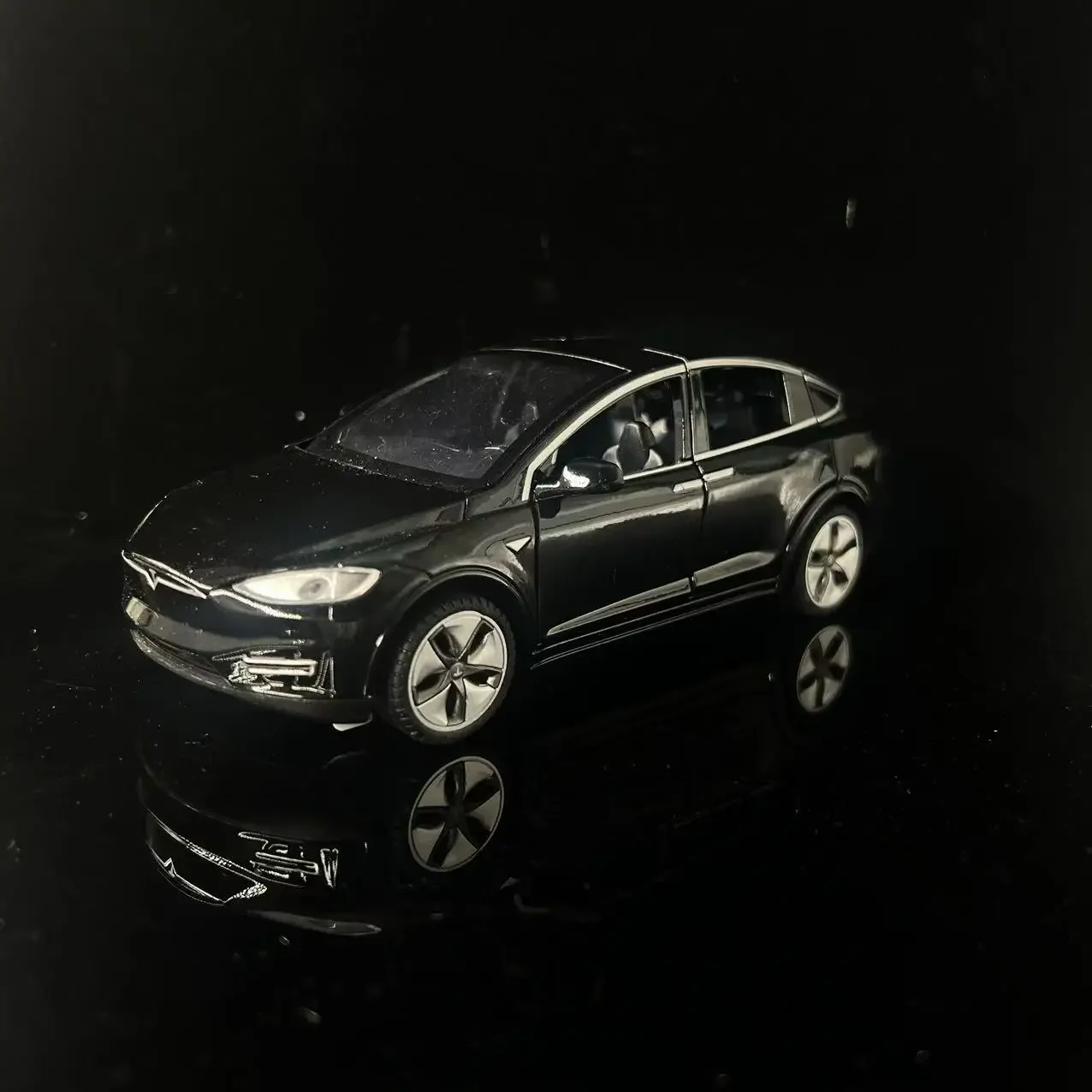 Tesla Cybertruck 1:32 Diecast Model with Effects 2 Tesla Cybertruck 1:32 Diecast Model with Effects - Image 2