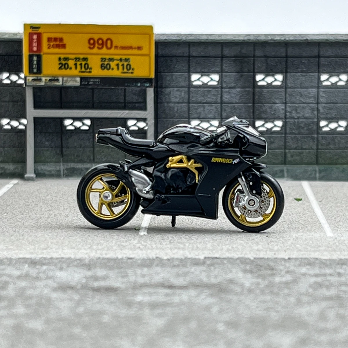 MV Agusta Superveloce 800 Diecast Model 1/64 5 MV Agusta Superveloce 800 Diecast Model 1/64 - Image 5