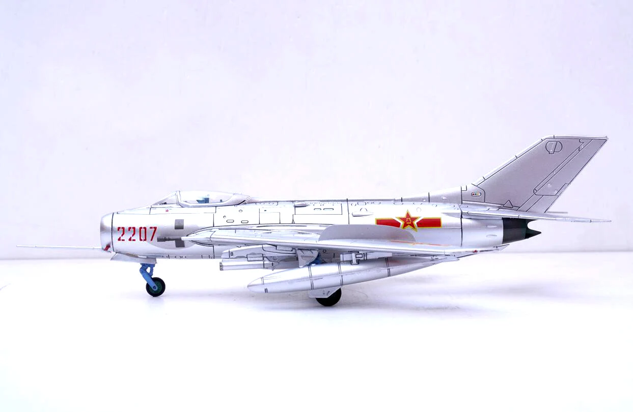 1/72 Scale Chinese J-6 Fighter Model 3 1/72 Scale Chinese J-6 Fighter Model - Image 3