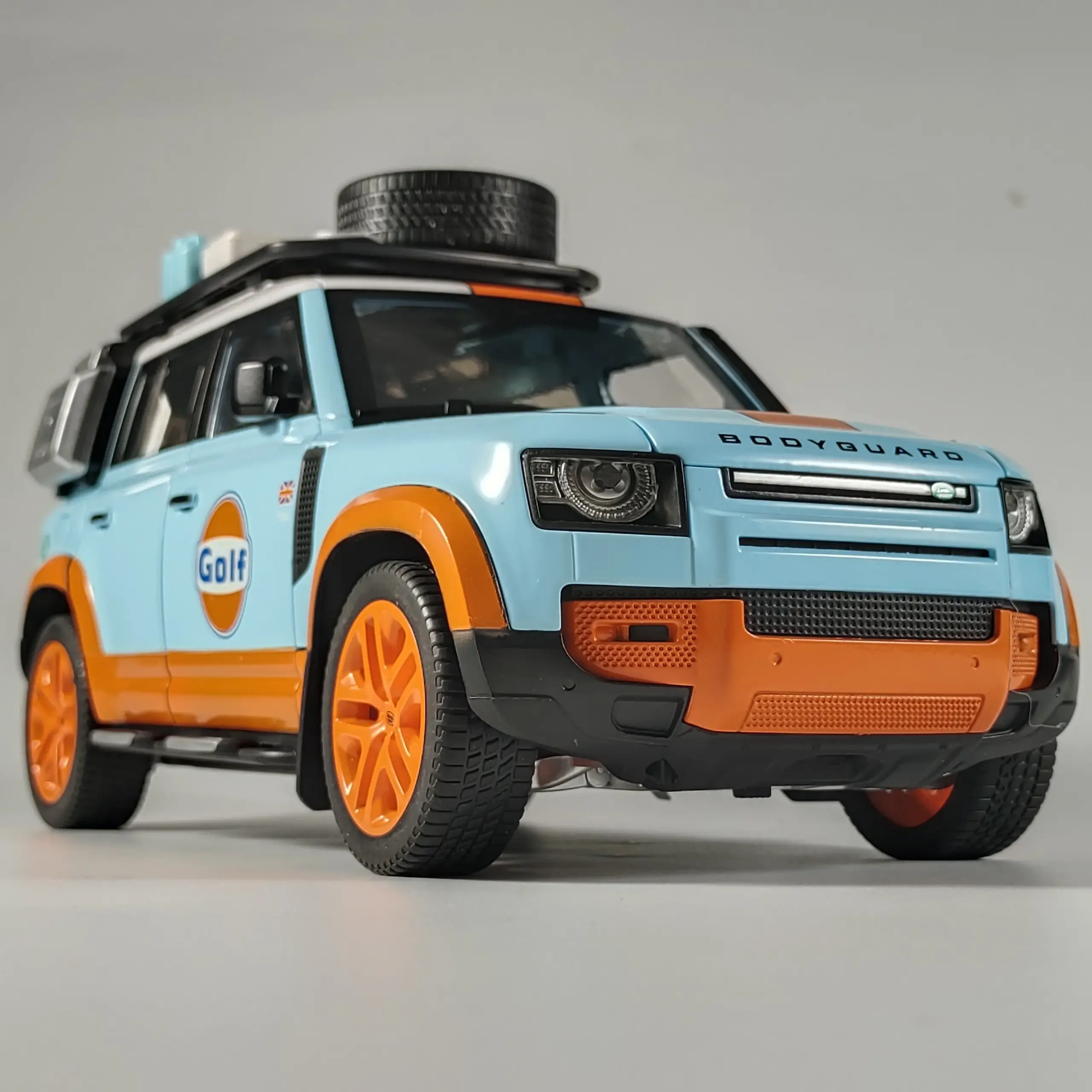 Large 1:18 Land Rover Defender 110 Model 3 Large 1:18 Land Rover Defender 110 Model - Image 3