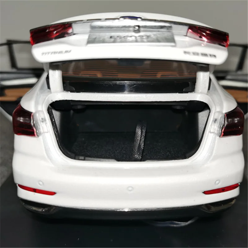 Ford ESCORT 2022 SUV 1:18 Diecast Model 6 Ford ESCORT 2022 SUV 1:18 Diecast Model - Image 6