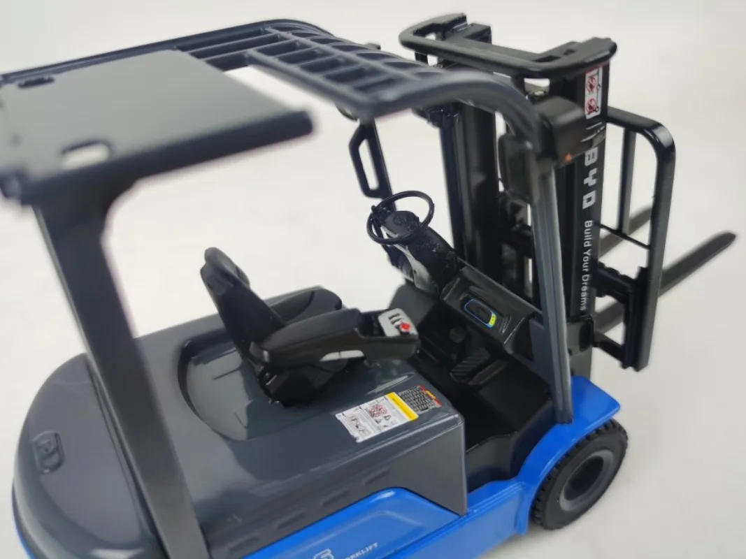 Diecast 1/25 Electric Forklift Truck Model 6 Diecast 1/25 Electric Forklift Truck Model - Image 6