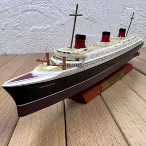 1:1250 Scale Luxury Cruise Ship Model