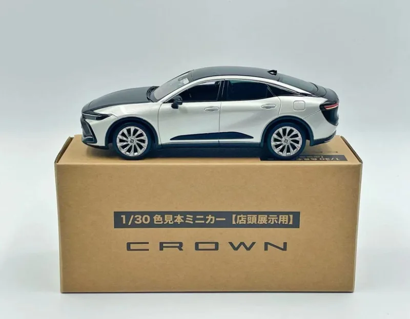 Toyota Crown Diecast Model 1:30 Scale Vehicle 9 Toyota Crown Diecast Model 1:30 Scale Vehicle - Image 9