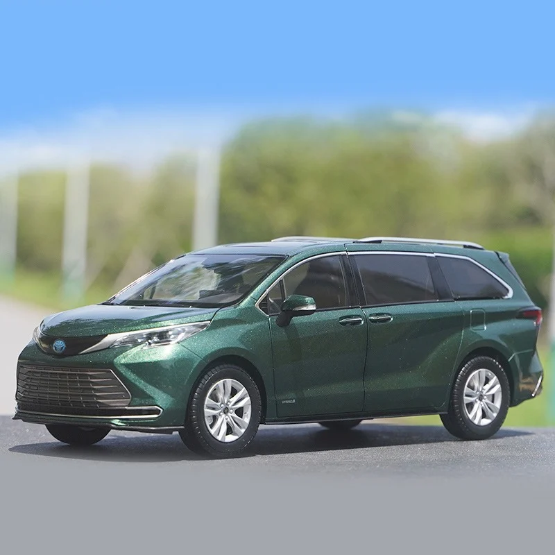 1:18 Scale Diecast Sienna MPV Model 9 1:18 Scale Diecast Sienna MPV Model - Image 9