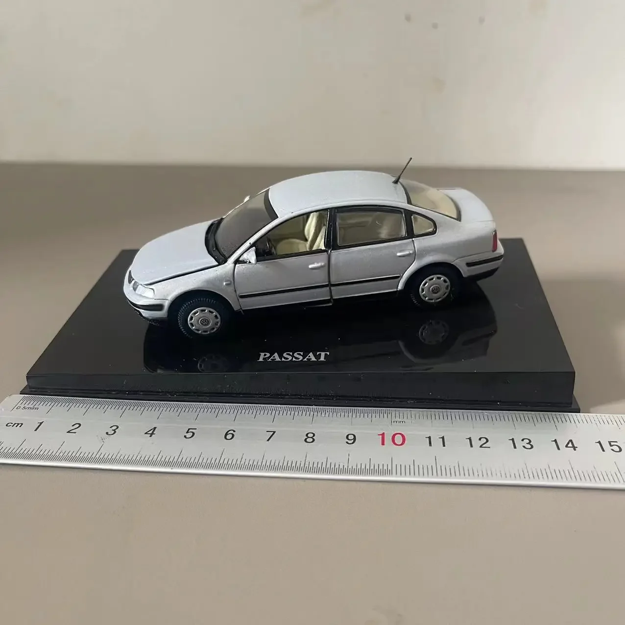 Volkswagen Old Passat B5 Diecast Model 1:43 4 Volkswagen Old Passat B5 Diecast Model 1:43 - Image 4