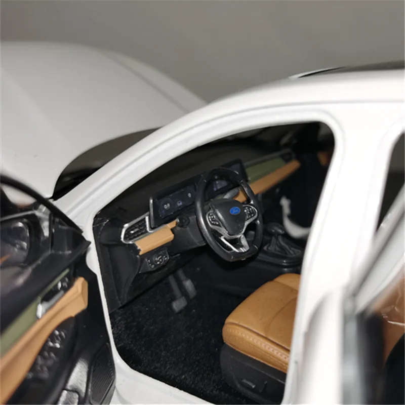 Ford ESCORT 2022 SUV 1:18 Diecast Model 3 Ford ESCORT 2022 SUV 1:18 Diecast Model - Image 3