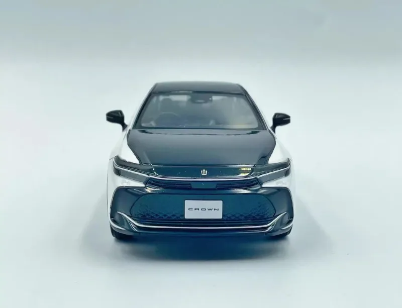 Toyota Crown Diecast Model 1:30 Scale Vehicle 4 Toyota Crown Diecast Model 1:30 Scale Vehicle - Image 4