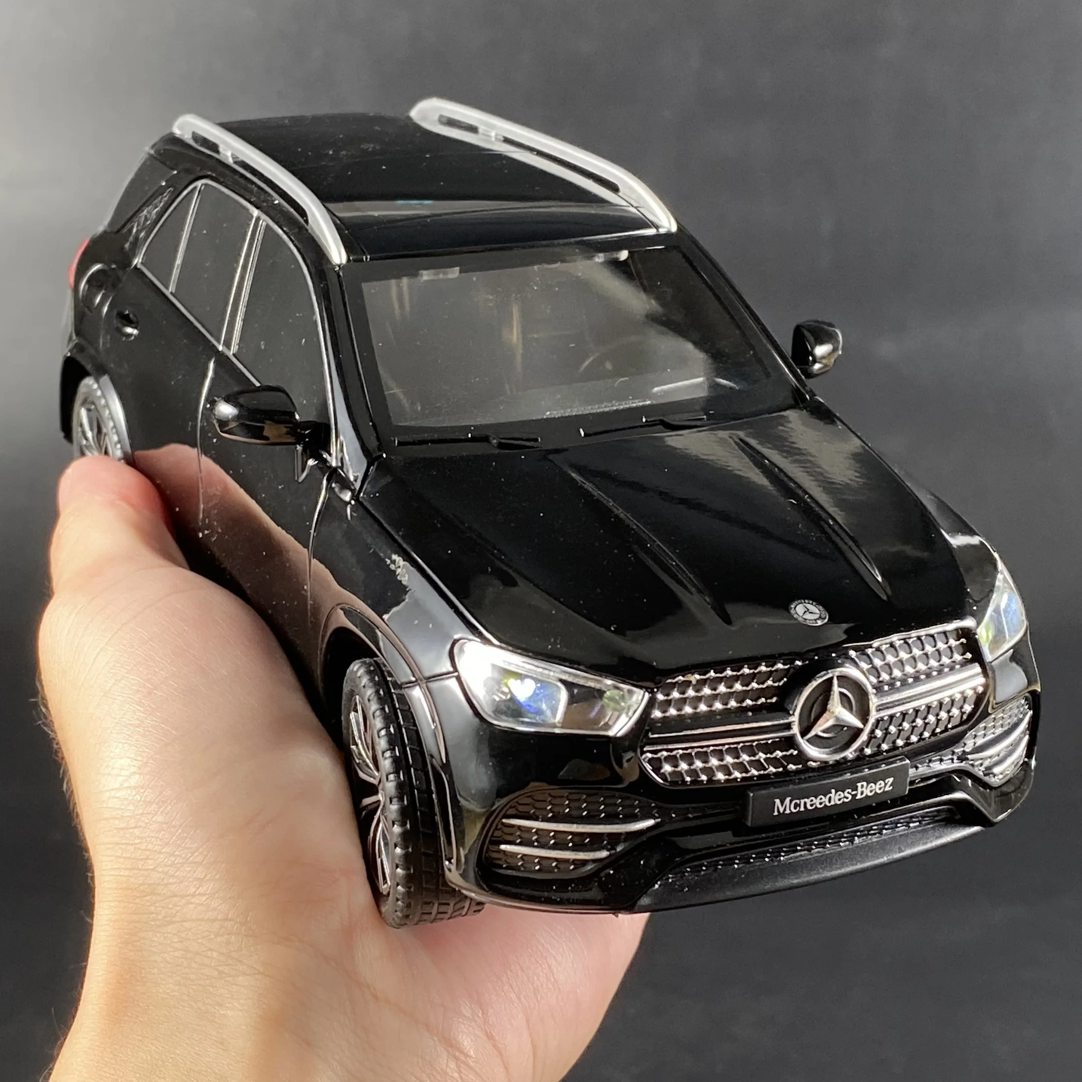Benz GLE350 1:24 Scale Diecast Model Car 3 Benz GLE350 1:24 Scale Diecast Model Car - Image 3