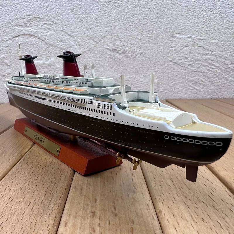 1:1250 Scale Classic Cruise Ship Model 6 1:1250 Scale Classic Cruise Ship Model - Image 6