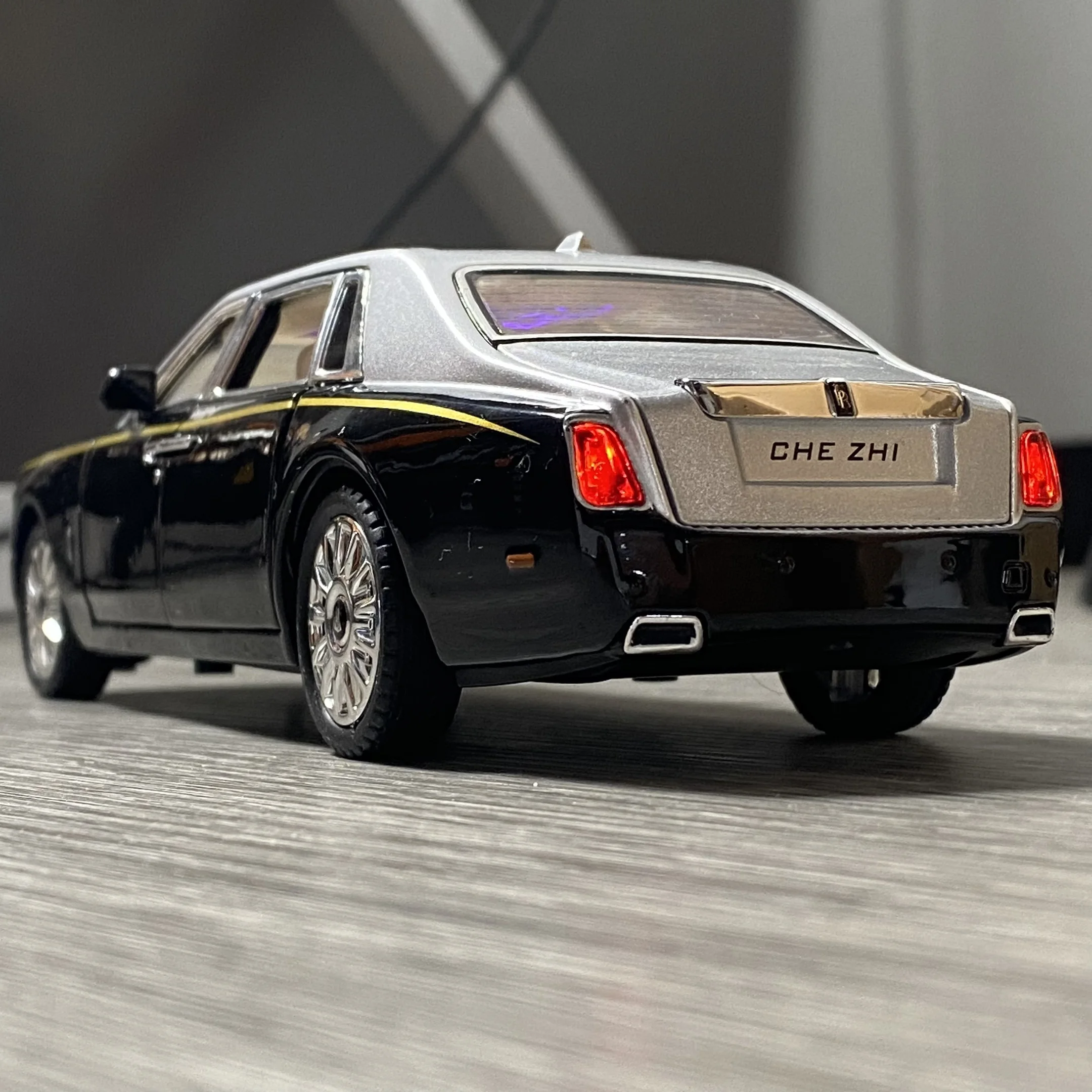 1:24 Scale Rolls Royce Phantom Model Diecast 3 1:24 Scale Rolls Royce Phantom Model Diecast - Image 3