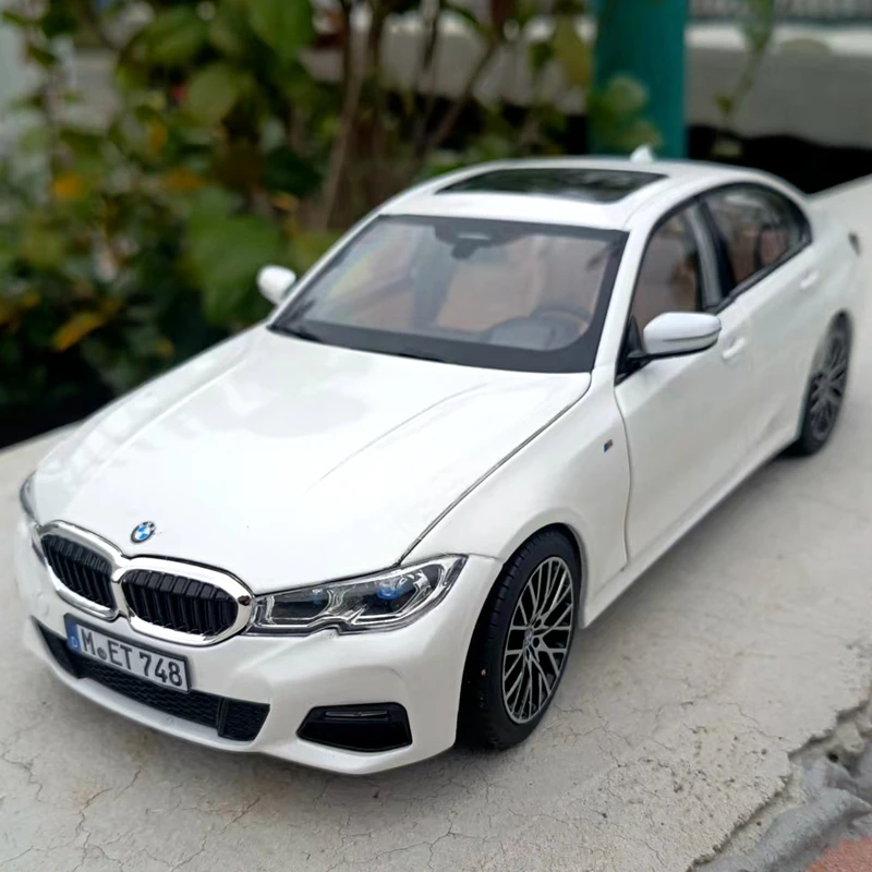 BMW 330i 1/18 Scale Diecast Model Car 6 BMW 330i 1/18 Scale Diecast Model Car - Image 6