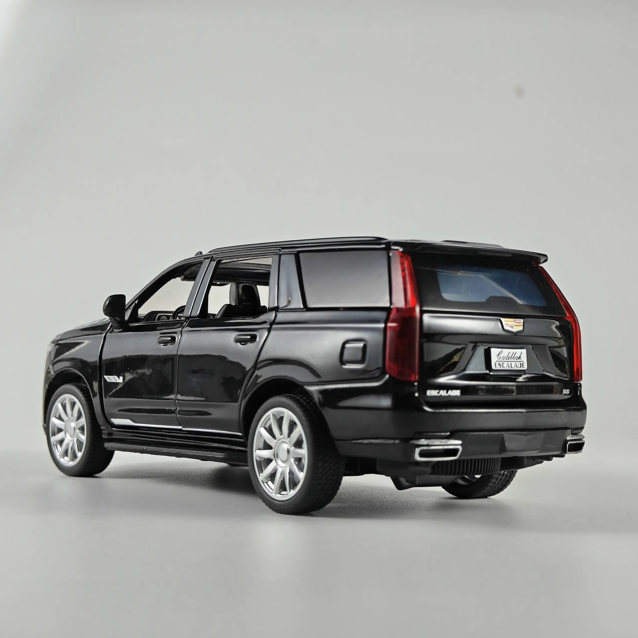Diecast Cadillac Escalade 1:32 Scale Model 2 Diecast Cadillac Escalade 1:32 Scale Model - Image 2