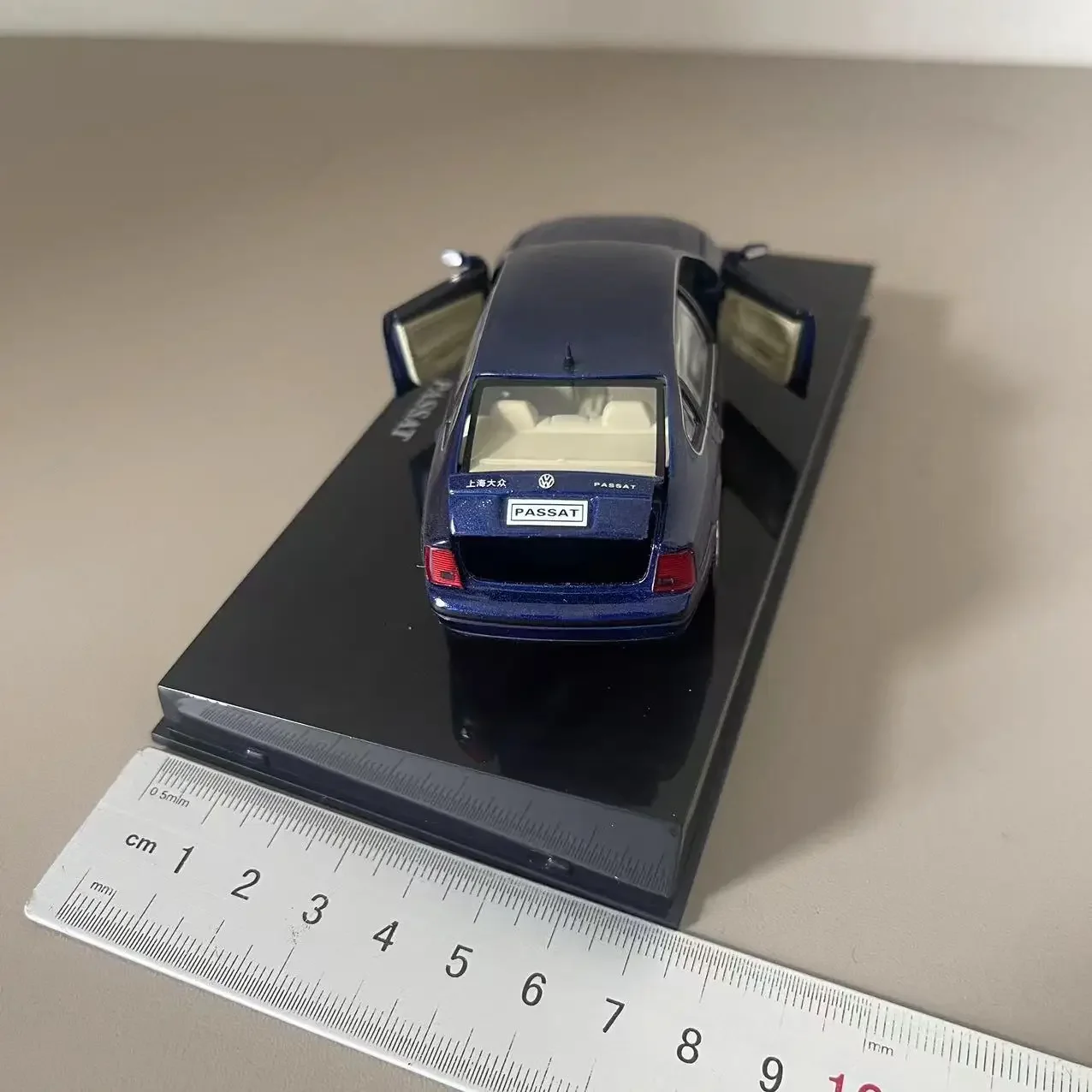 Volkswagen Old Passat B5 Diecast Model 1:43 2 Volkswagen Old Passat B5 Diecast Model 1:43 - Image 2