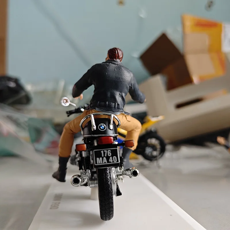 1:18 Scale Diecast Motorcycle Model with Rider 6 1:18 Scale Diecast Motorcycle Model with Rider - Image 6