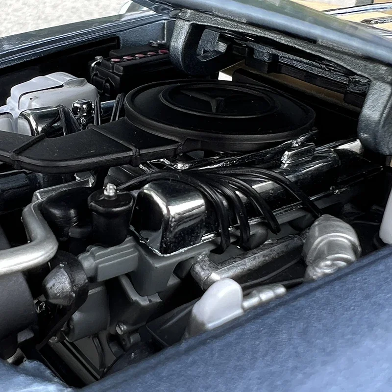 Mercedes-Benz 350SL Diecast Model 1/18 Scale 2 Mercedes-Benz 350SL Diecast Model 1/18 Scale - Image 2