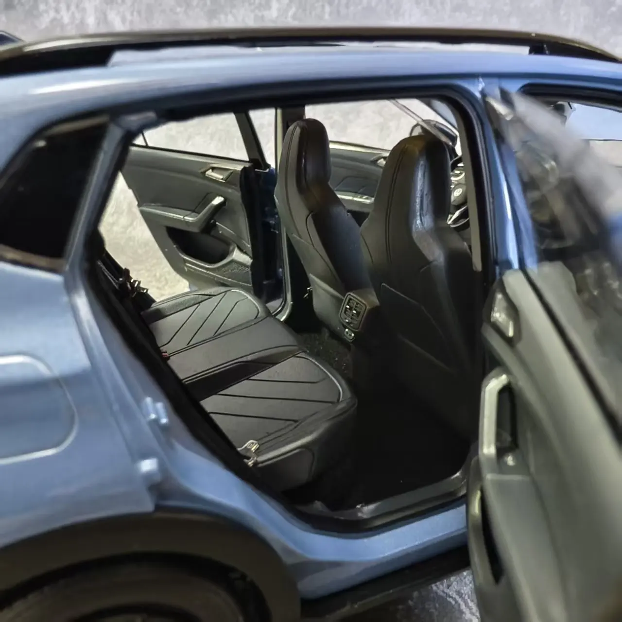 1/18 Tharu XR Diecast Model Car in Blue 5 1/18 Tharu XR Diecast Model Car in Blue - Image 5