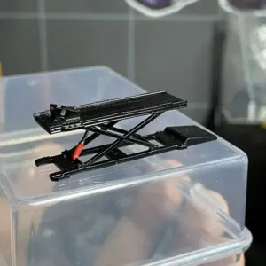 1/64 Motorcycle Lift Diorama Model with Bike 17 S7d78b9ac449c4a4dbedb1294e68f8a9f4