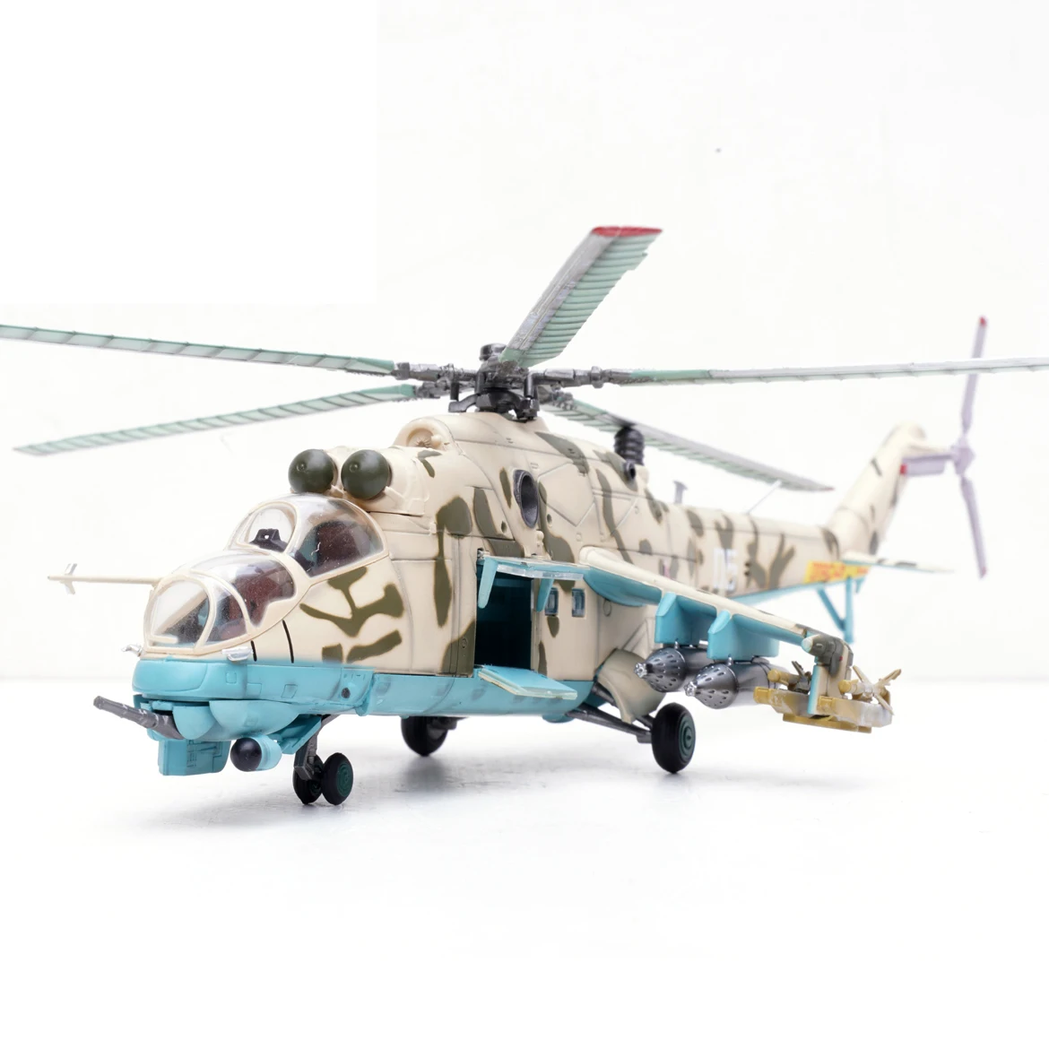 Soviet MI-24V Armed Helicopter Model 1/72 Scale 5 Soviet MI-24V Armed Helicopter Model 1/72 Scale - Image 5