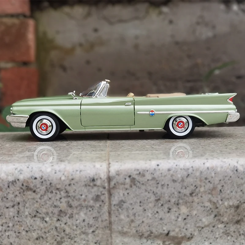 1960 Chrysler 300FC 1:18 Scale Diecast Model 4 1960 Chrysler 300FC 1:18 Scale Diecast Model - Image 4