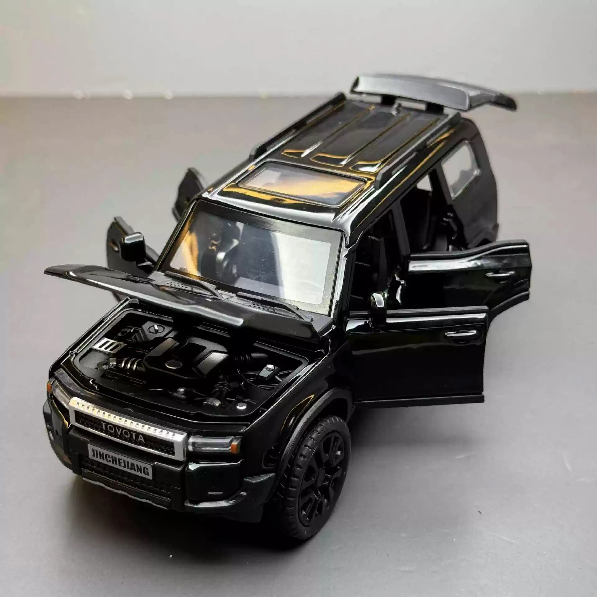 1:32 Scale Prado Die-Cast SUV Model 2 1:32 Scale Prado Die-Cast SUV Model - Image 2