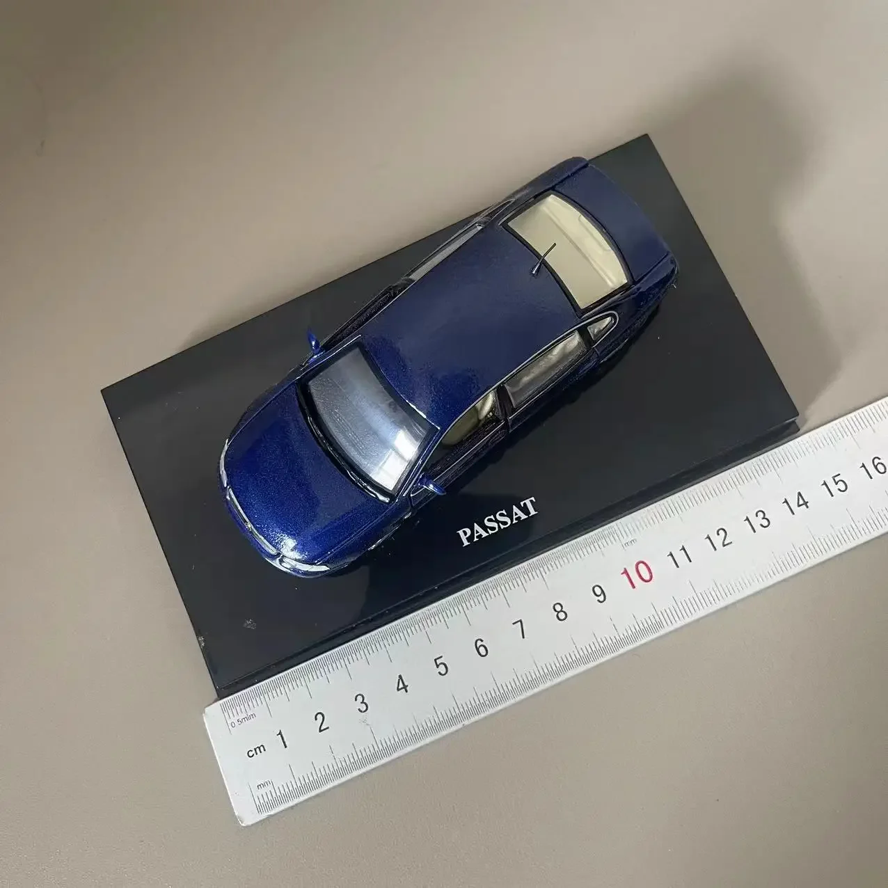 Volkswagen Old Passat B5 Diecast Model 1:43 3 Volkswagen Old Passat B5 Diecast Model 1:43 - Image 3