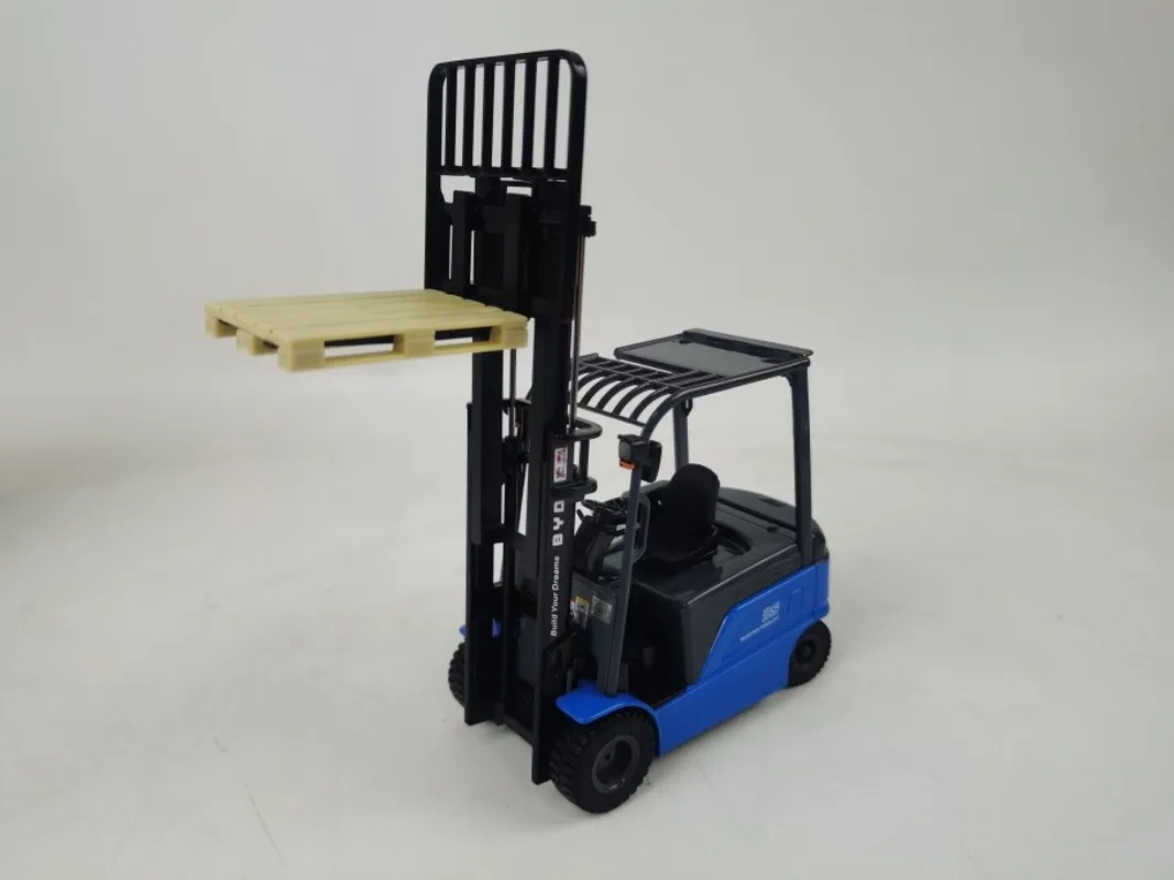 Diecast 1/25 Electric Forklift Truck Model 4 Diecast 1/25 Electric Forklift Truck Model - Image 4