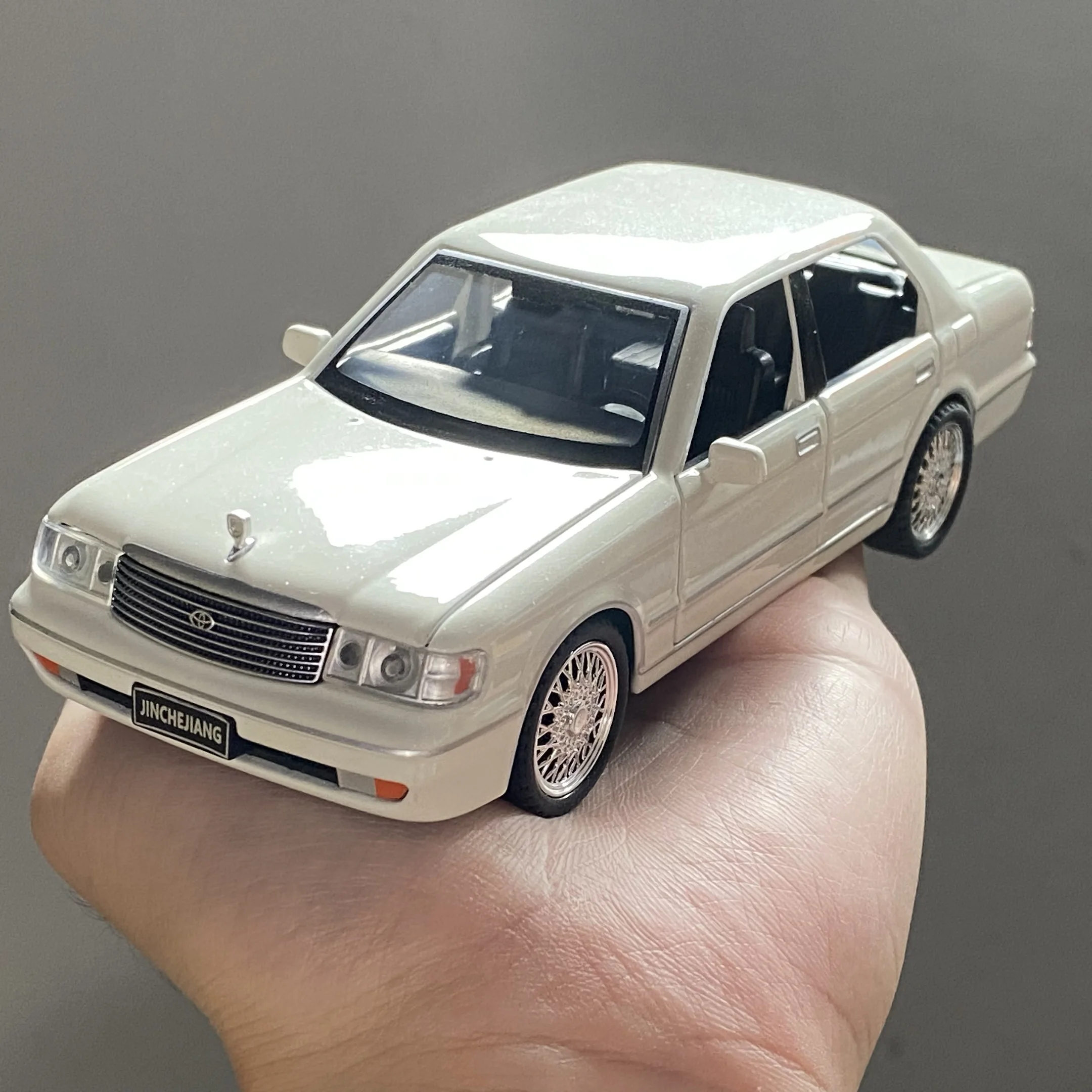 1:32 Toyota Crown Royal Classic Diecast Model Car 6 1:32 Toyota Crown Royal Classic Diecast Model Car - Image 6