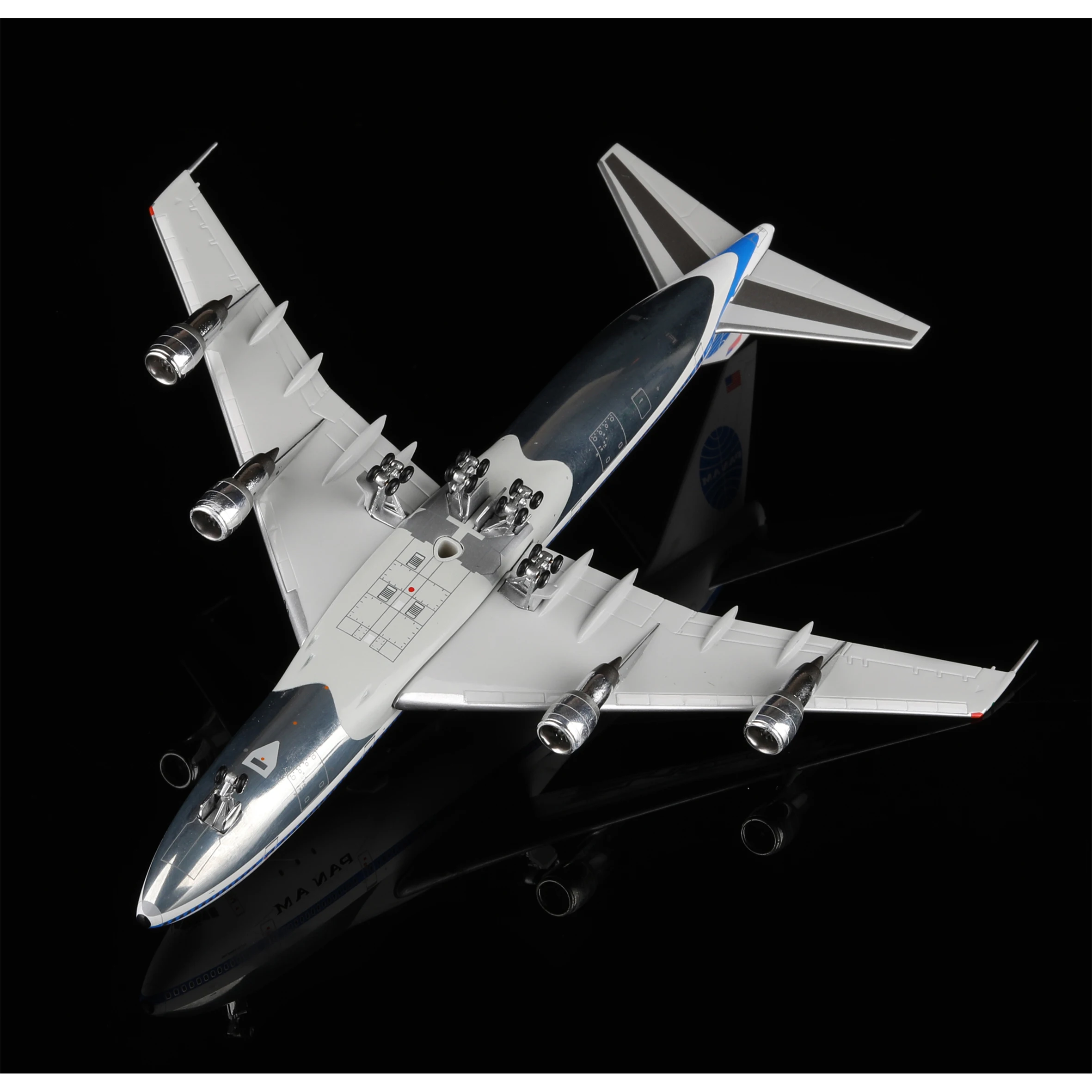 Pan Am B747-100 Diecast Model 1:400 Scale 6 Pan Am B747-100 Diecast Model 1:400 Scale - Image 6