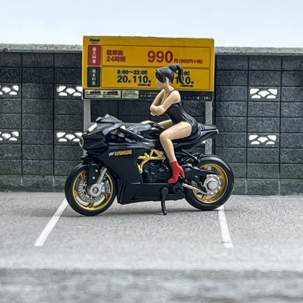 MV Agusta Superveloce 800 Diecast Model 1/64 3 MV Agusta Superveloce 800 Diecast Model 1/64 - Image 3