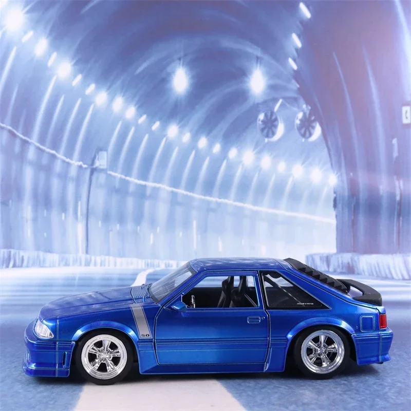 1989 Ford Mustang GT 1:24 Scale Diecast Model 5 1989 Ford Mustang GT 1:24 Scale Diecast Model - Image 5