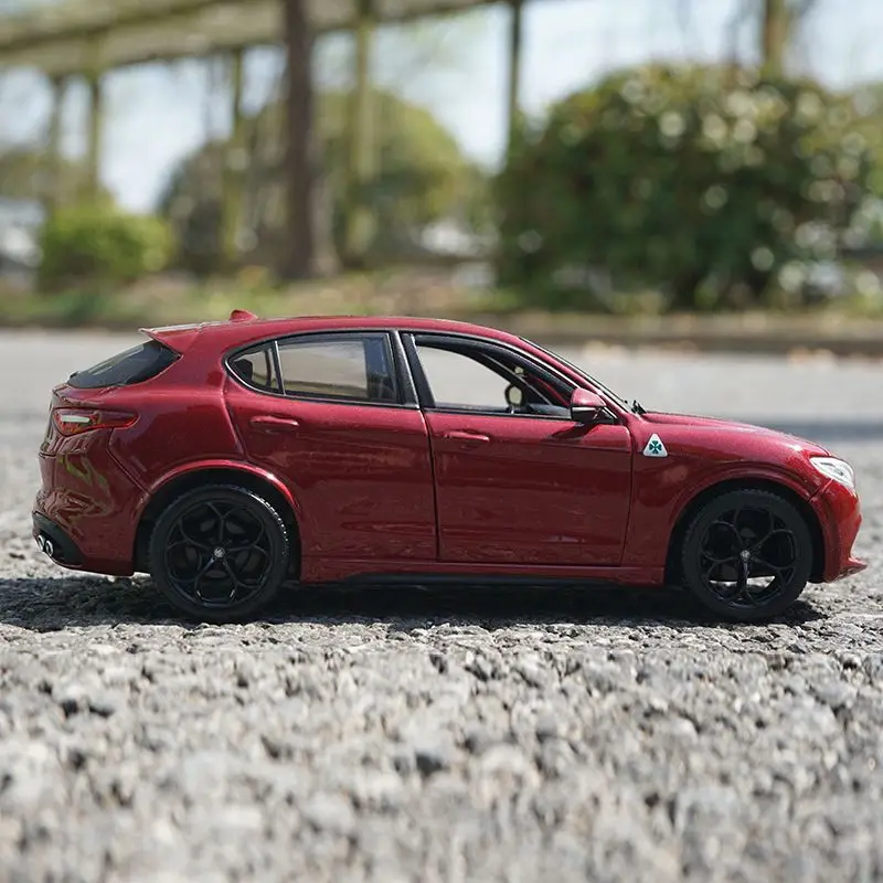 Bburago 1:24 Alfa Romeo Stelvio Model Car 2 Bburago 1:24 Alfa Romeo Stelvio Model Car - Image 2
