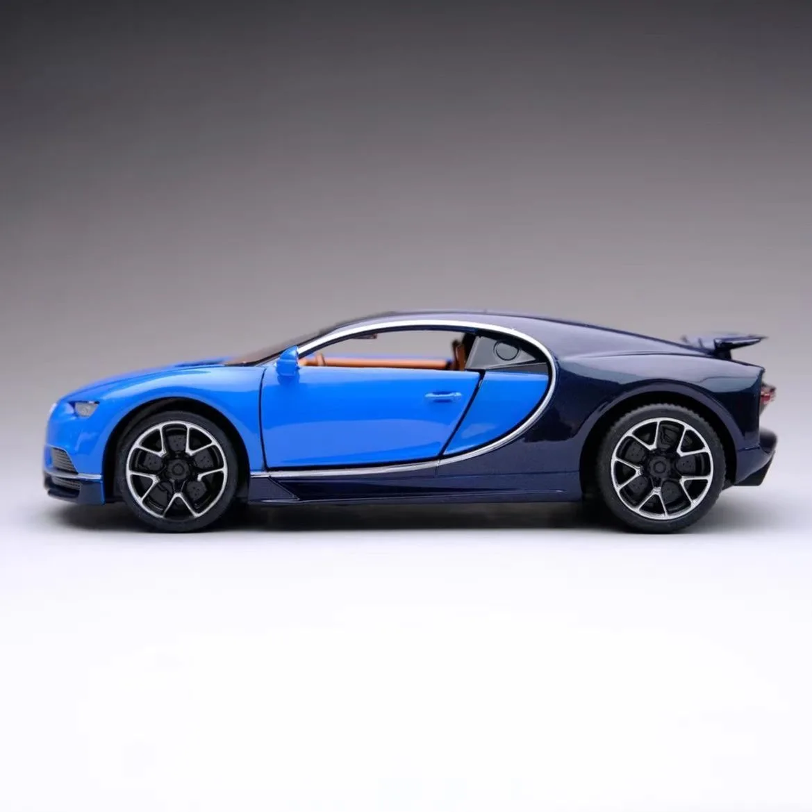 1:32 Scale Bugatti Chiron Diecast Model 4 1:32 Scale Bugatti Chiron Diecast Model - Image 4