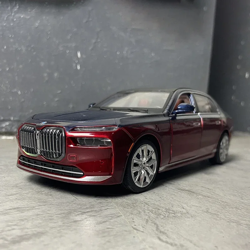 Diecast 1/24 Scale BMW 7 Series Model 2 Diecast 1/24 Scale BMW 7 Series Model - Image 2