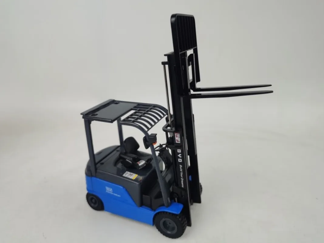 Diecast 1/25 Electric Forklift Truck Model 5 Diecast 1/25 Electric Forklift Truck Model - Image 5