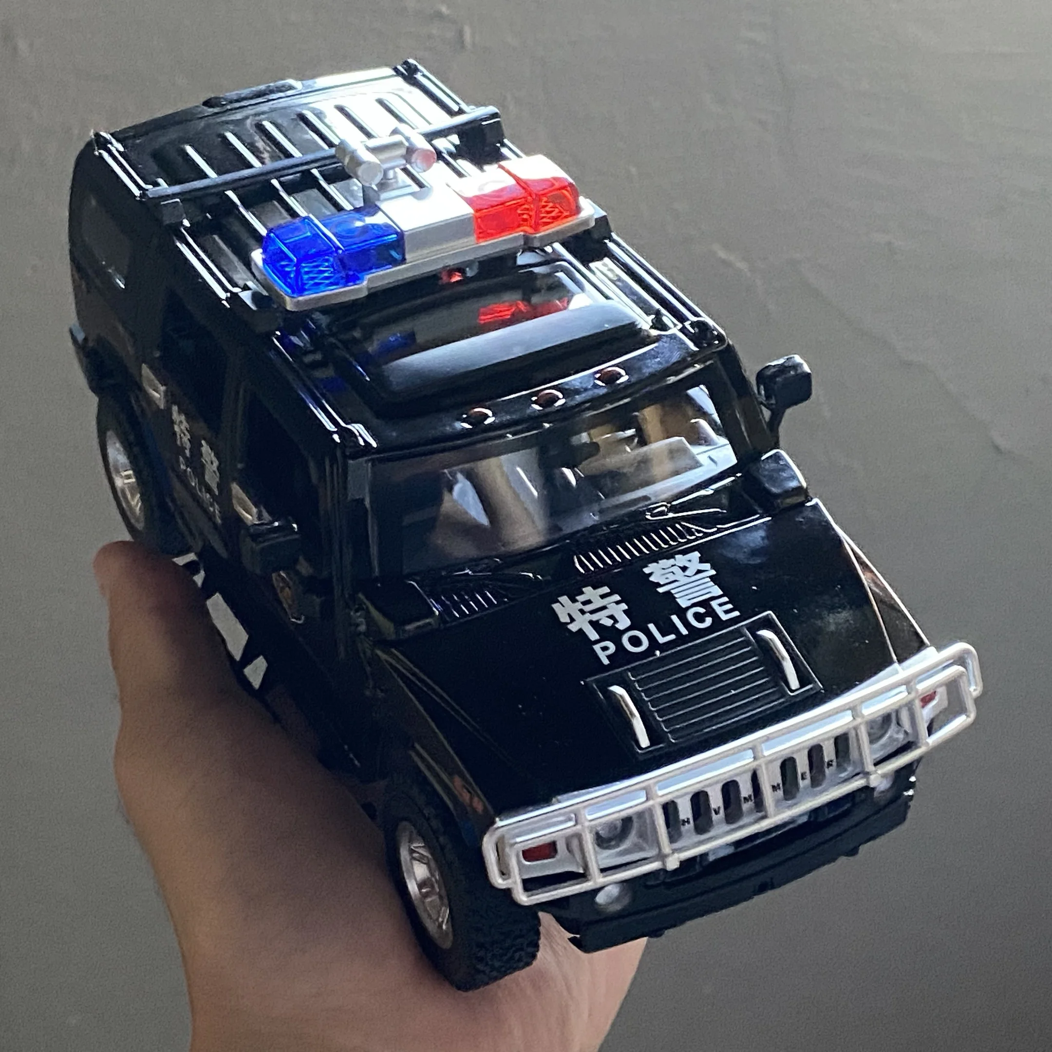 Police Hummer H2 1:24 Diecast Model Car 5 Police Hummer H2 1:24 Diecast Model Car - Image 5