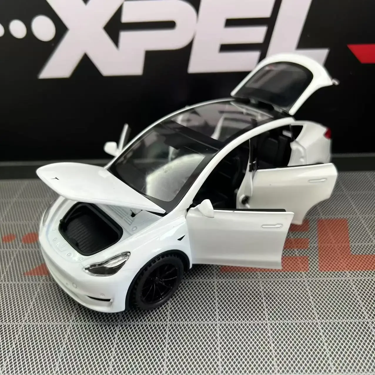 Tesla Cybertruck 1:32 Diecast Model with Effects 6 Tesla Cybertruck 1:32 Diecast Model with Effects - Image 6