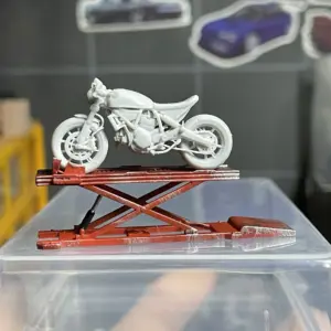1/64 Motorcycle Lift Diorama Model with Bike 11 S92c68eeb554d46109be1ba096cee5354v