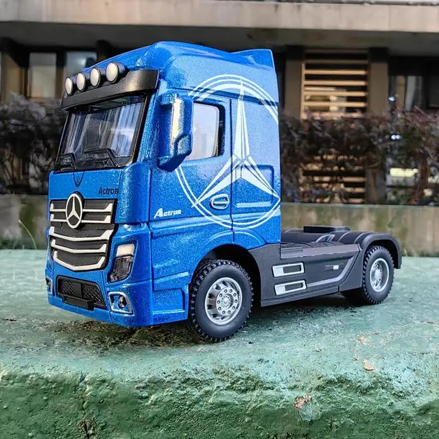 1/50 Scale Alloy Diecast Truck Model Red 8 1/50 Scale Alloy Diecast Truck Model Red - Image 8