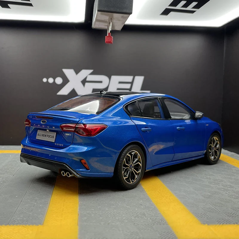 Large 1:18 Diecast Alloy Car Model Blue 4 Large 1:18 Diecast Alloy Car Model Blue - Image 4
