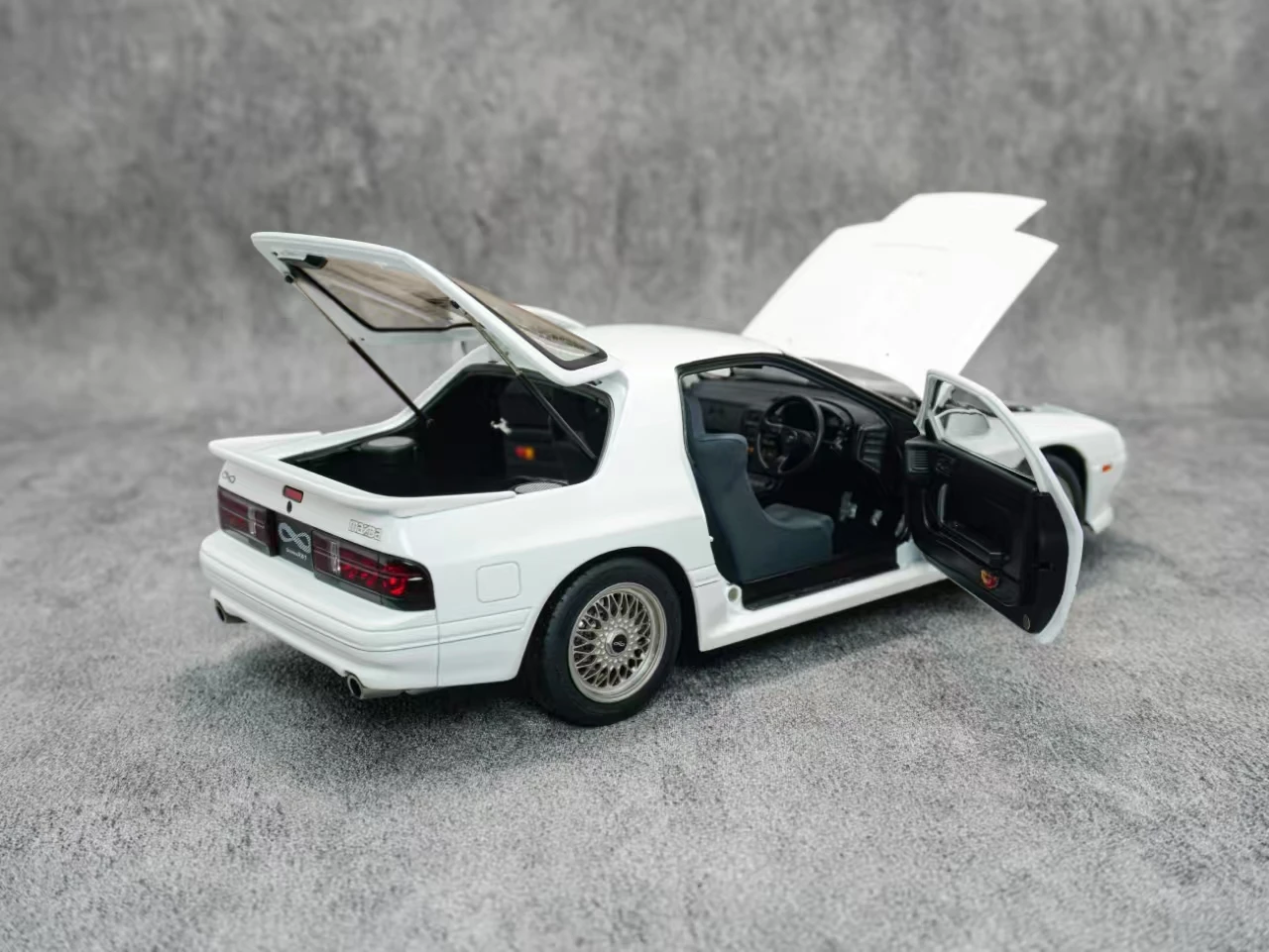 1:18 Scale RX-7 Savanna Diecast Model Car 5 1:18 Scale RX-7 Savanna Diecast Model Car - Image 5