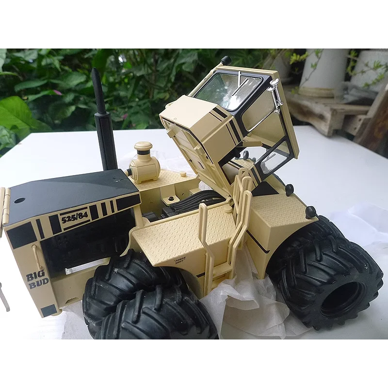 Big Bud 525/84 1:32 Scale Diecast Model 4 Big Bud 525/84 1:32 Scale Diecast Model - Image 4