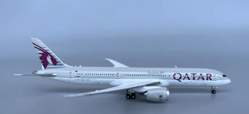 Qatar Airways Boeing 787-9 Diecast Model 1:400 6 Qatar Airways Boeing 787-9 Diecast Model 1:400 - Image 6