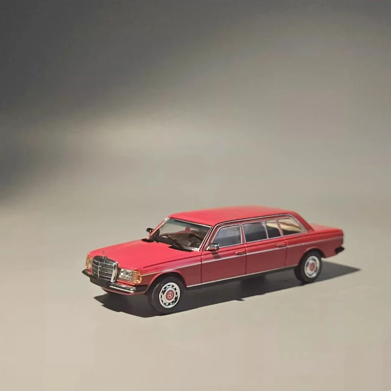 GOC&JiYi 1:64 HEC Limousine Model in Red 4 GOC&JiYi 1:64 HEC Limousine Model in Red - Image 4