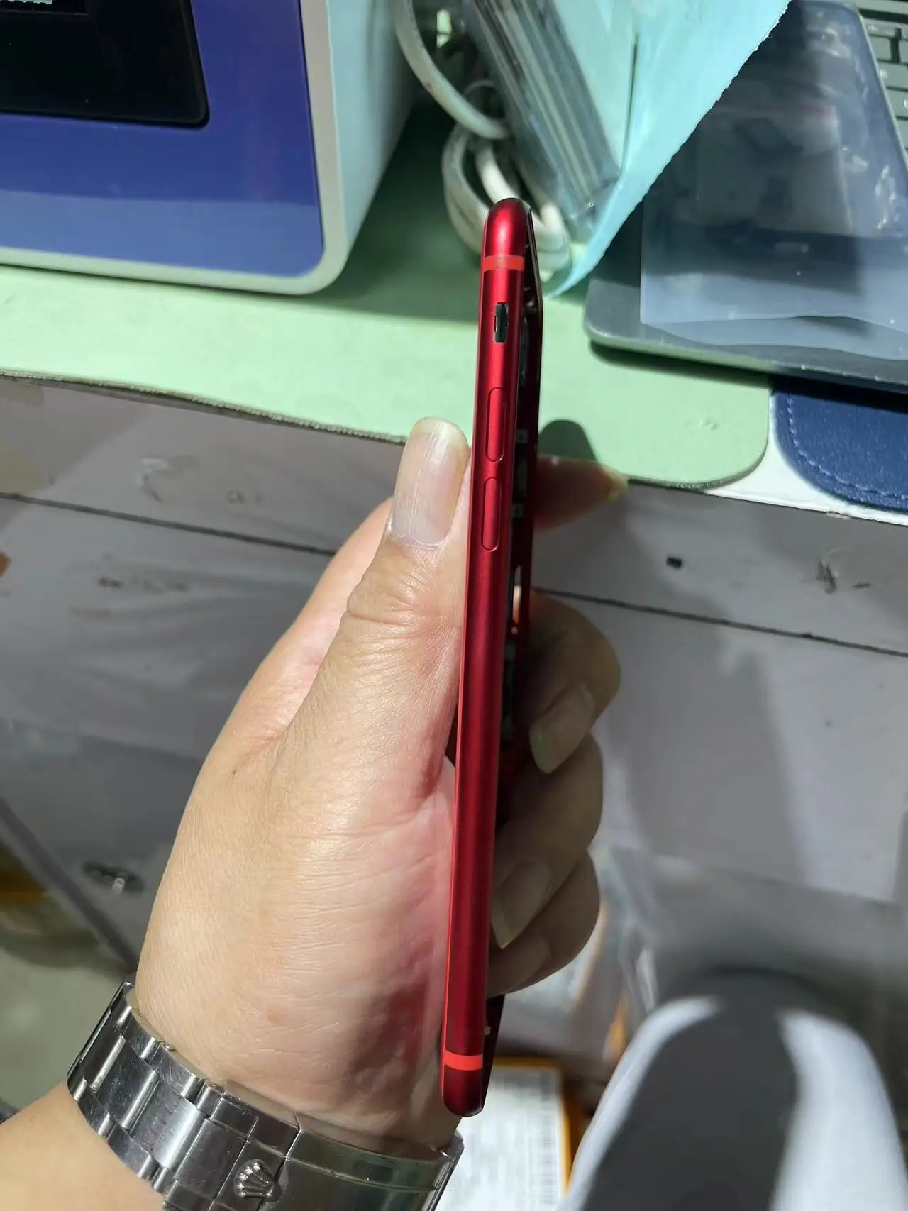 iPhone SE2022 Red Metal Frame Accessory 3 iPhone SE2022 Red Metal Frame Accessory - Image 3