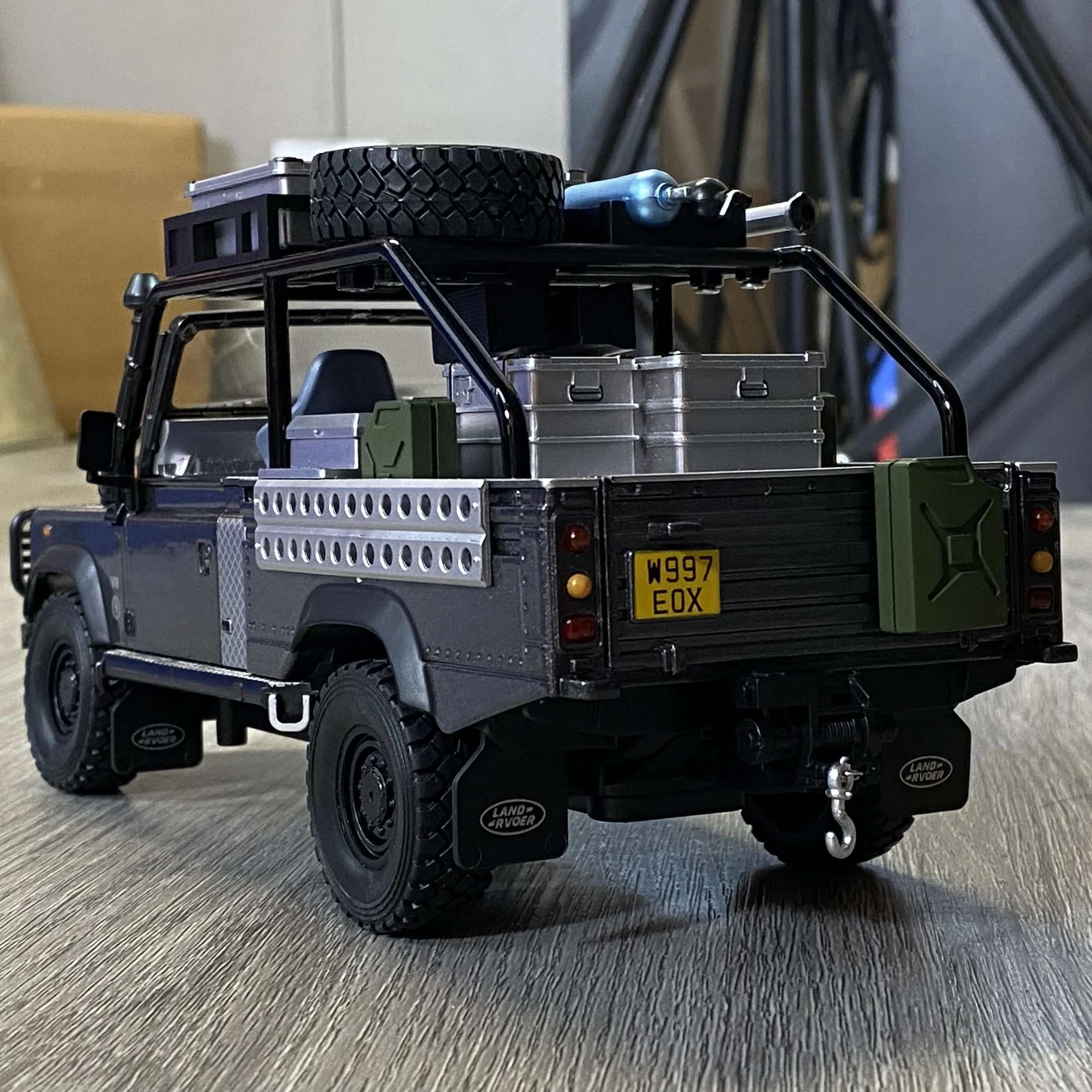 Land Rover Defender 90 1:24 Scale Diecast Model 6 Land Rover Defender 90 1:24 Scale Diecast Model - Image 6