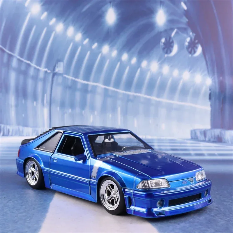 1989 Ford Mustang GT 1:24 Scale Diecast Model 4 1989 Ford Mustang GT 1:24 Scale Diecast Model - Image 4