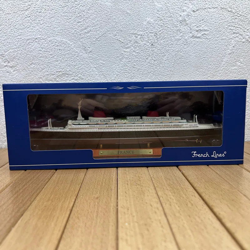 1:1250 Scale Classic Cruise Ship Model 2 1:1250 Scale Classic Cruise Ship Model - Image 2