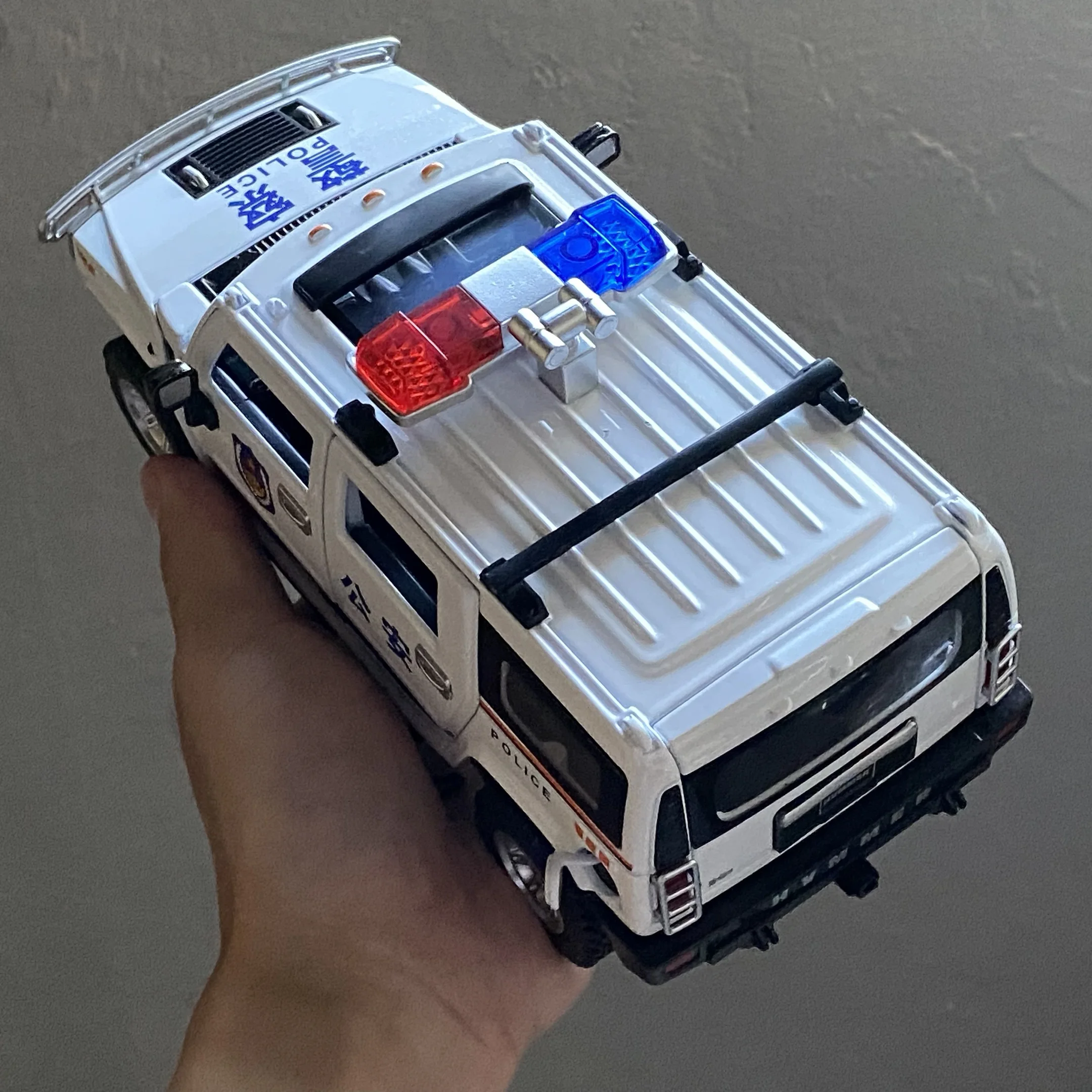 Police Hummer H2 1:24 Diecast Model Car 3 Police Hummer H2 1:24 Diecast Model Car - Image 3